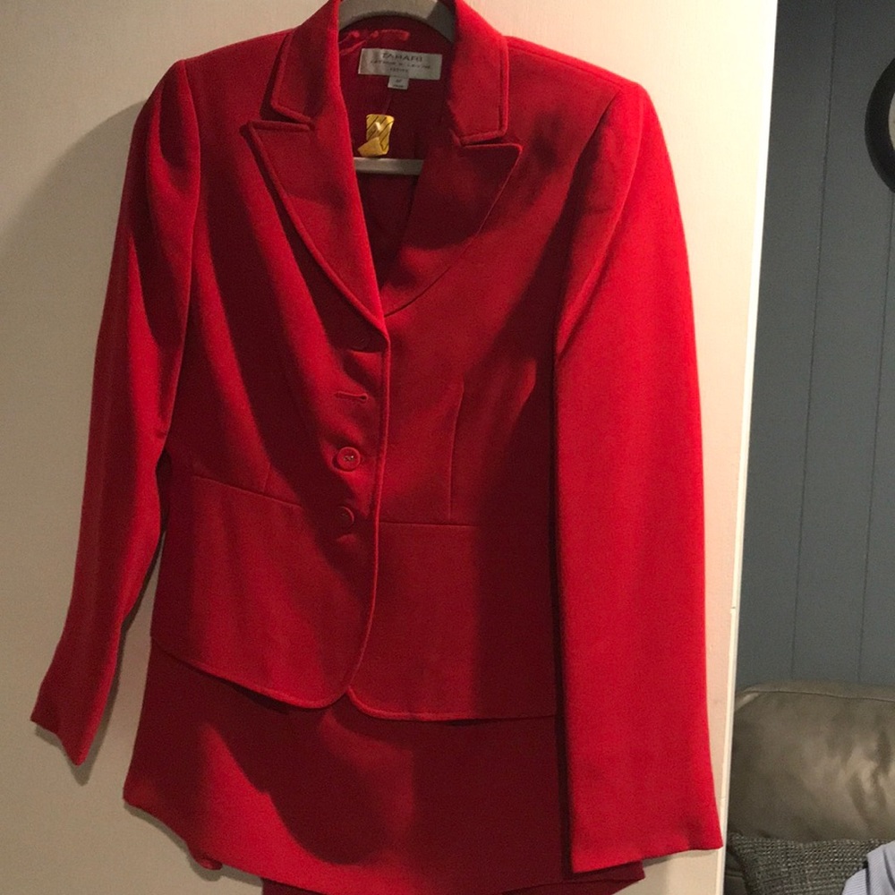 Skirt suit